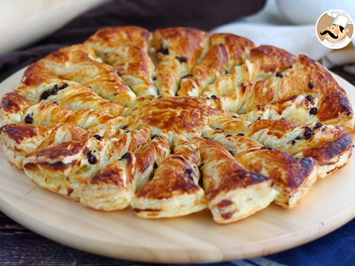 Vanilla and chocolate star bread