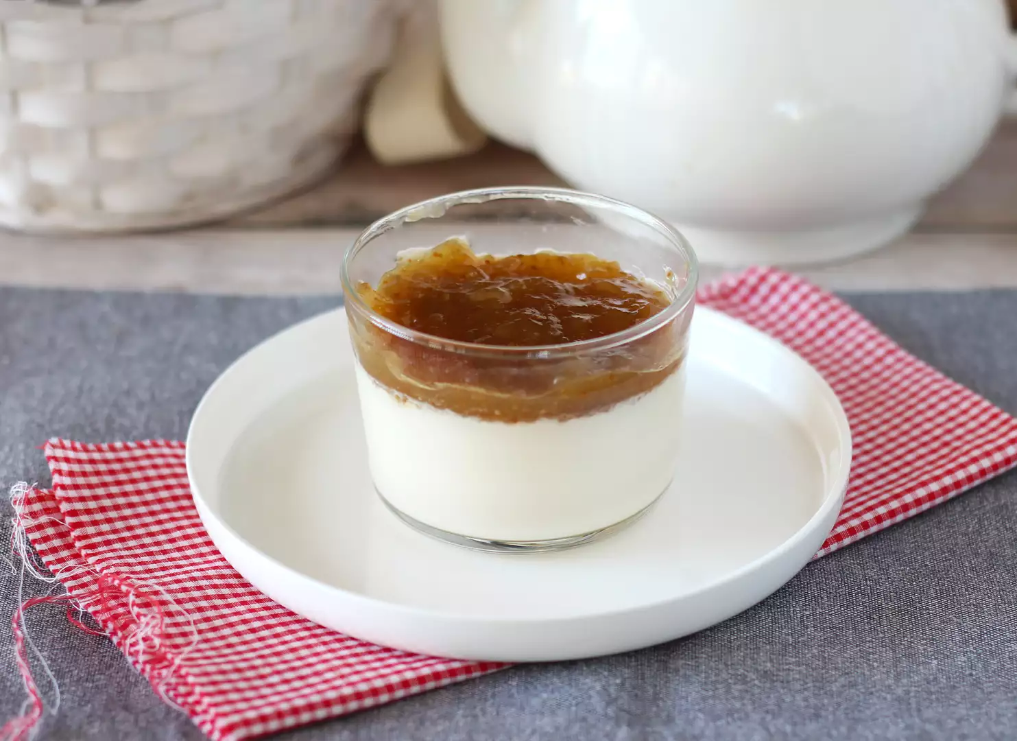 Vanilla panna cotta with fig coulis
