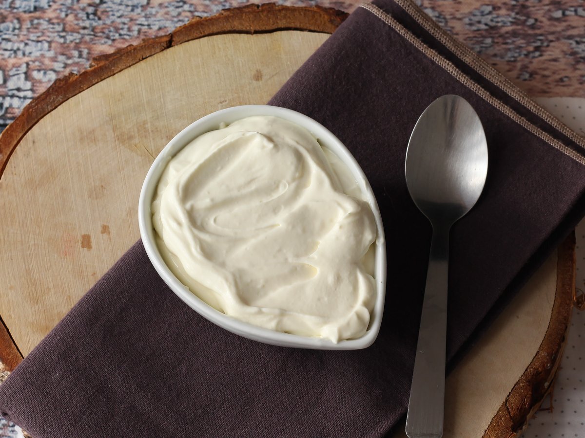 Vanilla whipped cream, perfect to stuff layer cakes or to decorate a cake !