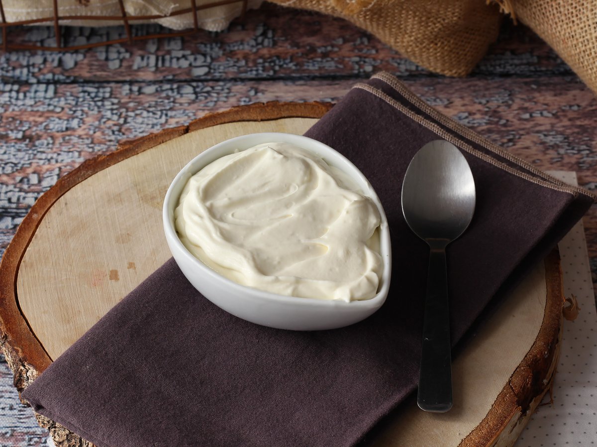 Vanilla whipped cream, perfect to stuff layer cakes or to decorate a cake ! - photo 2