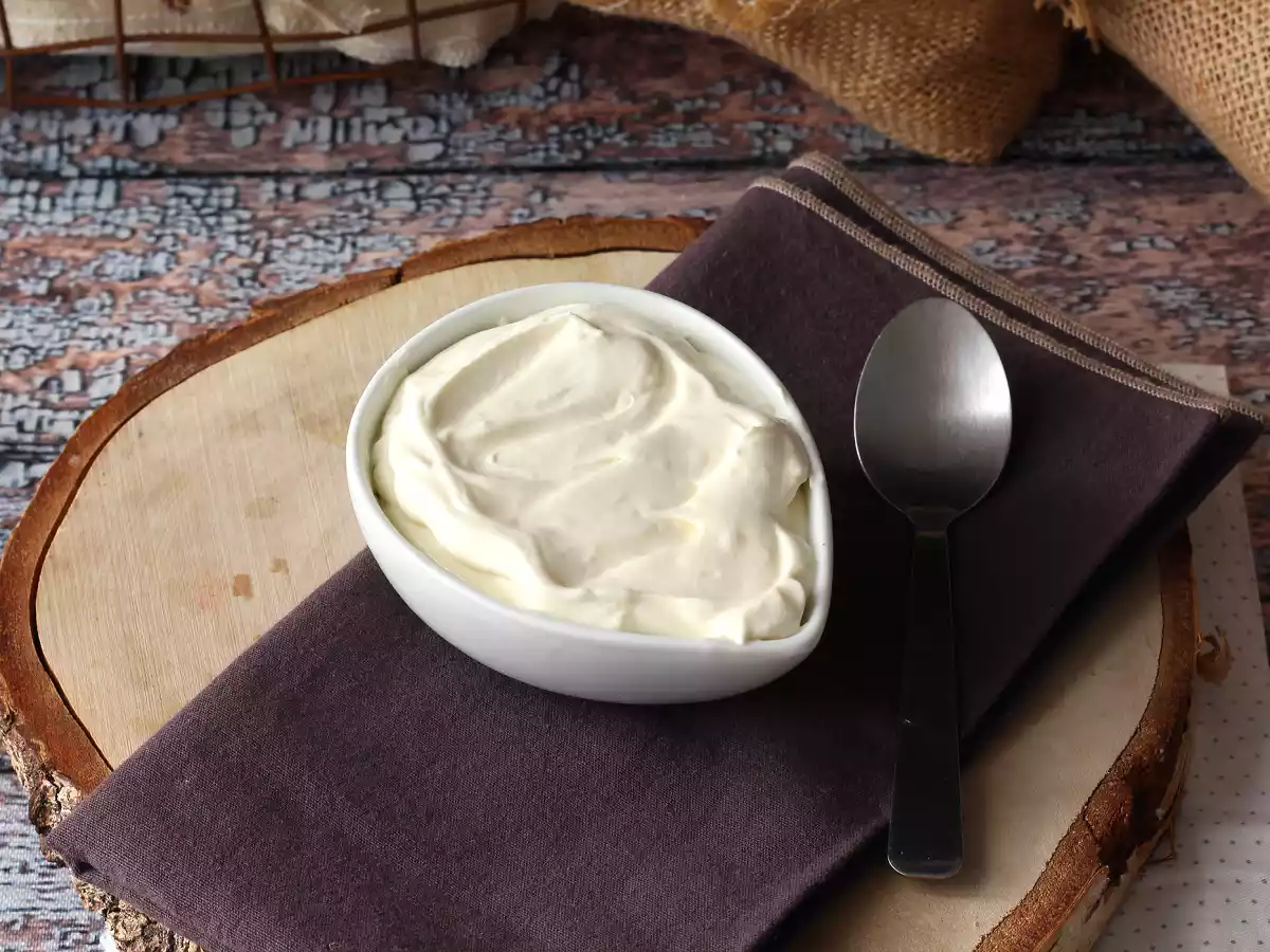 Vanilla whipped cream, perfect to stuff layer cakes or to decorate a cake ! - photo 2