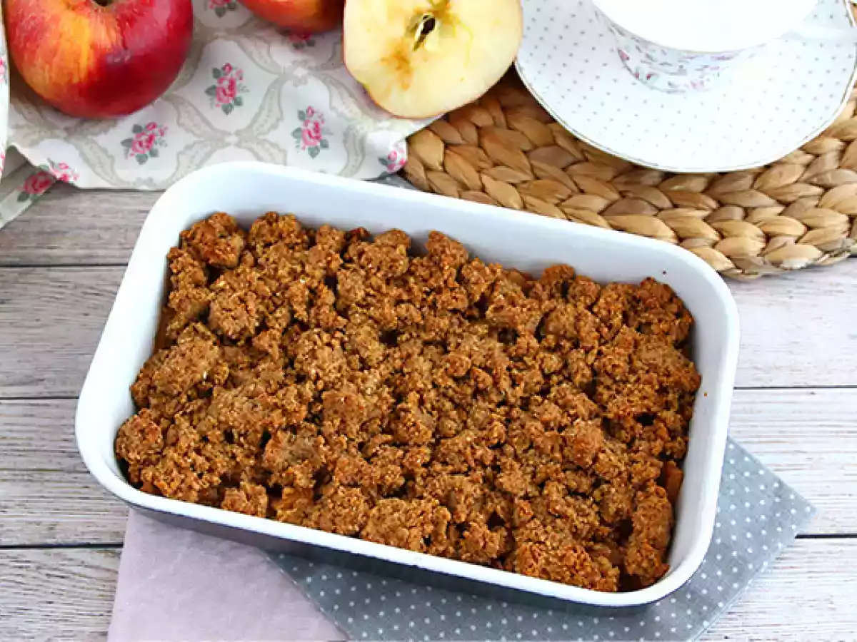 Vegan and gluten-free apple crumble