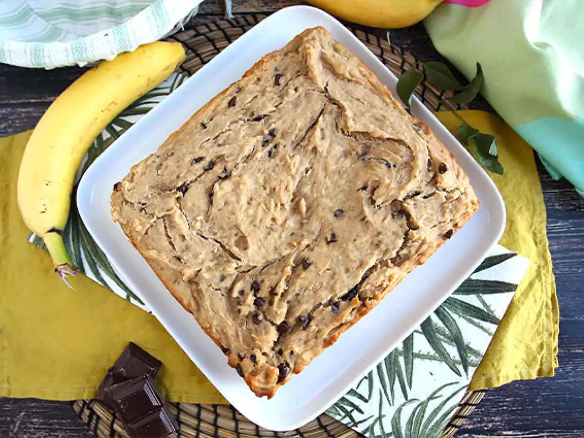 Vegan and gluten-free banana cake with chocolate chips - photo 3