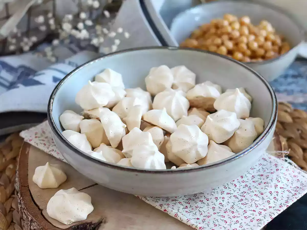 Vegan aquafaba meringues