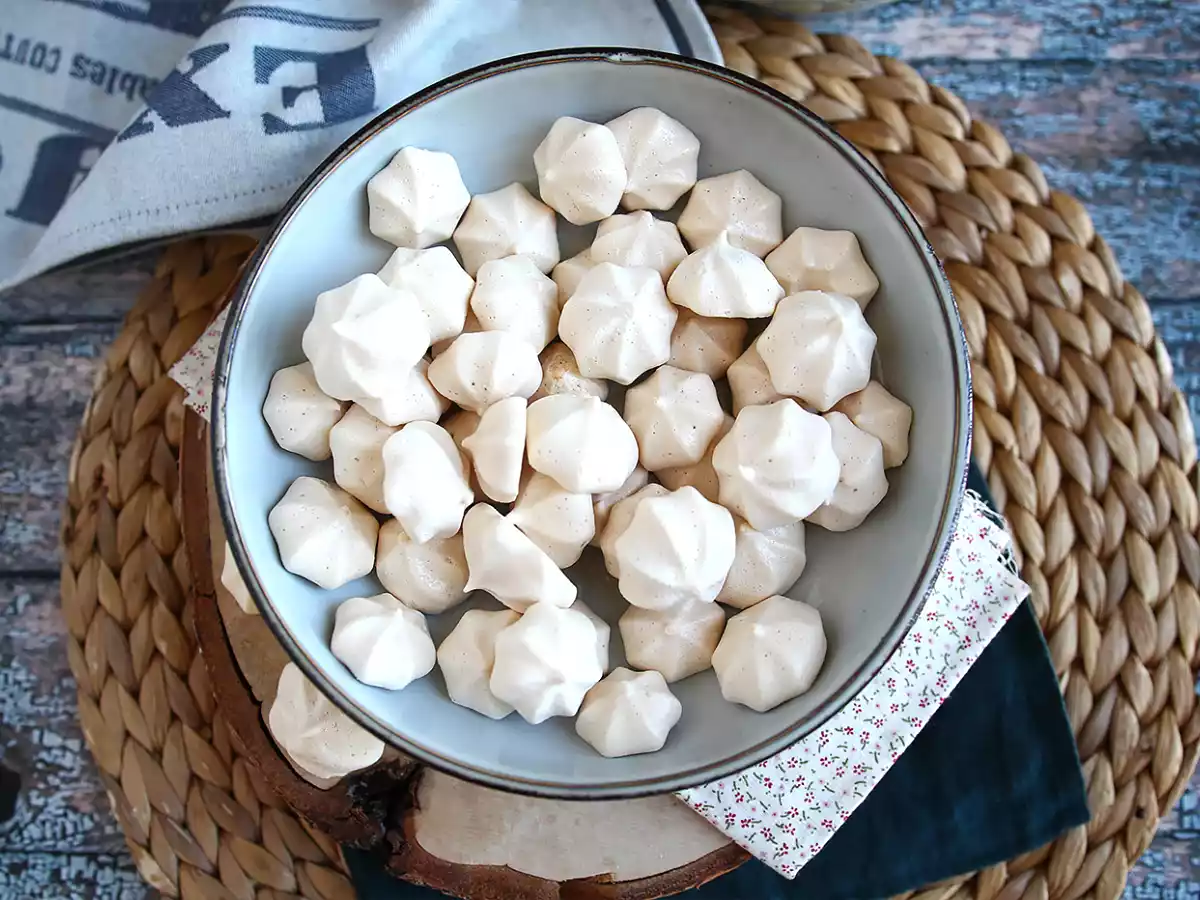 Vegan aquafaba meringues - photo 2