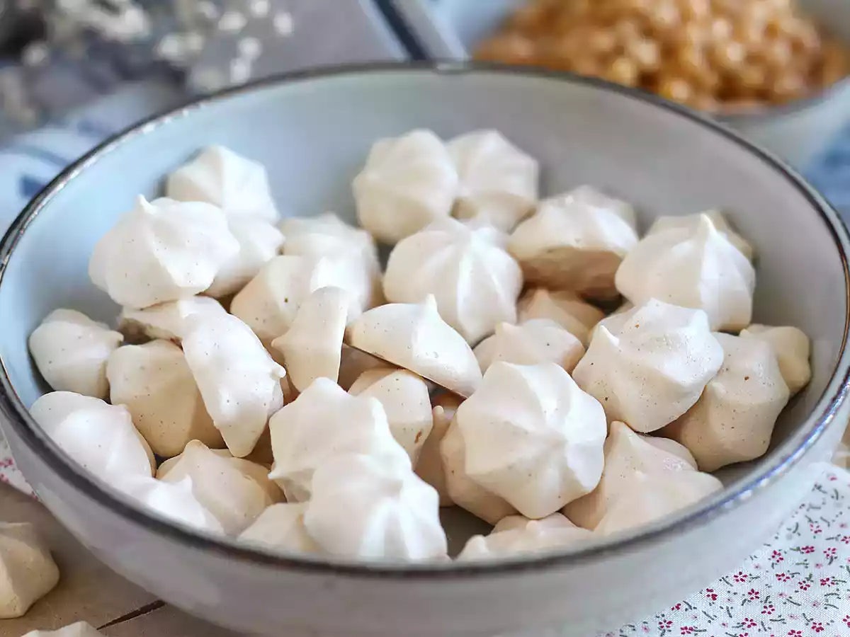 Vegan aquafaba meringues - photo 3