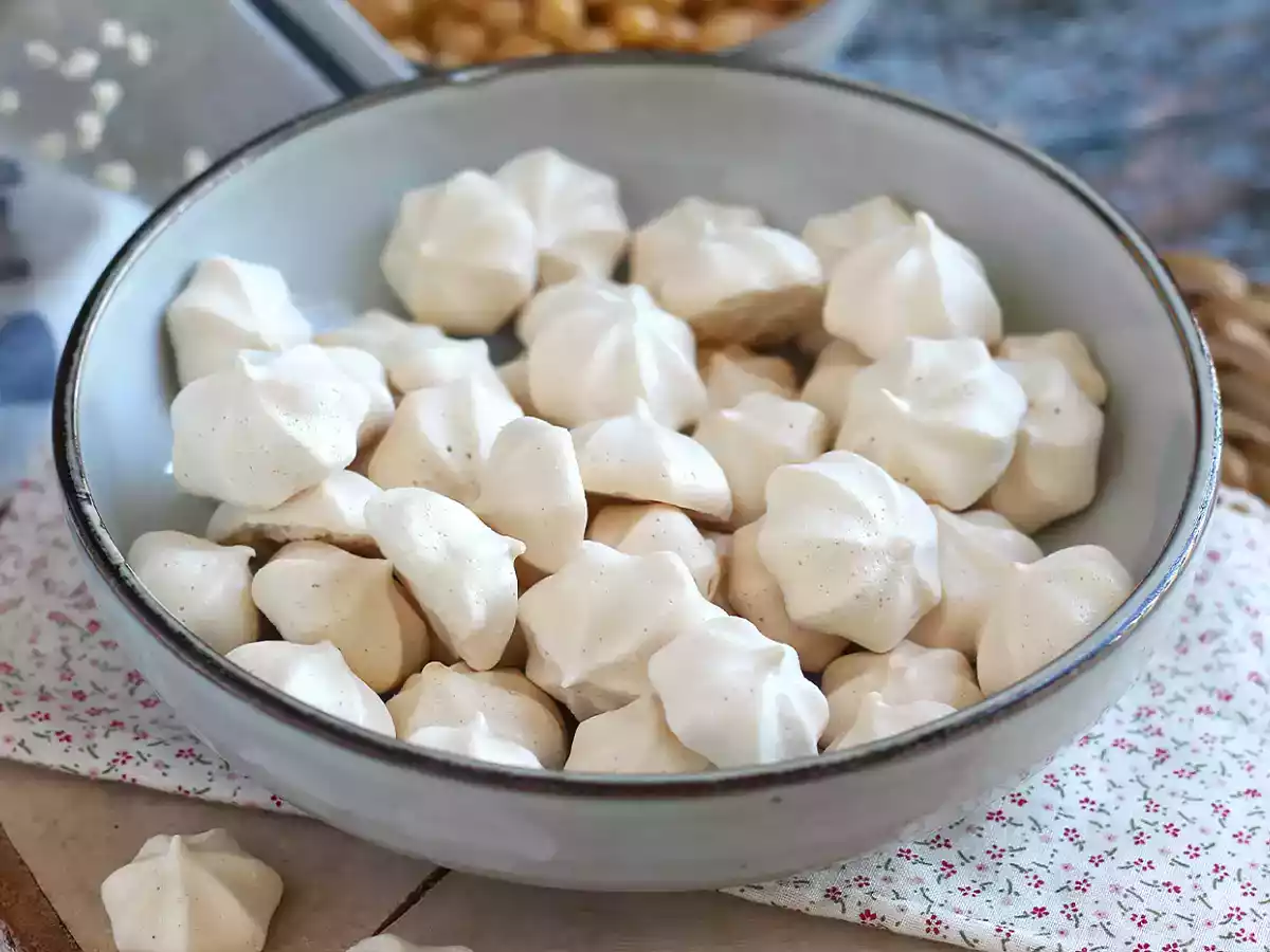 Vegan aquafaba meringues - photo 6