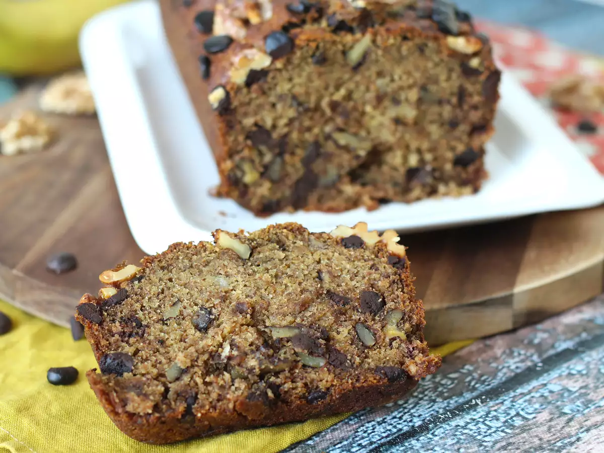 Vegan banana bread with miso, walnuts and chocolate - photo 2
