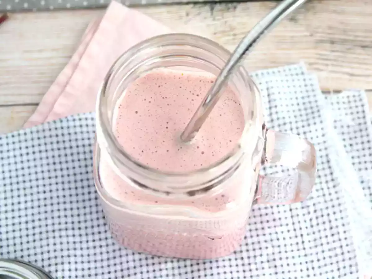 Vegan berry milkshake - photo 3