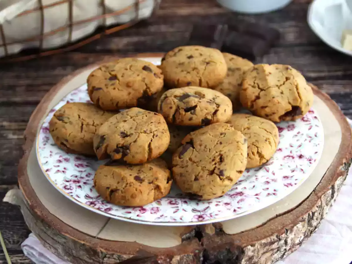 Vegan chocolate chip cookies (gluten-free)