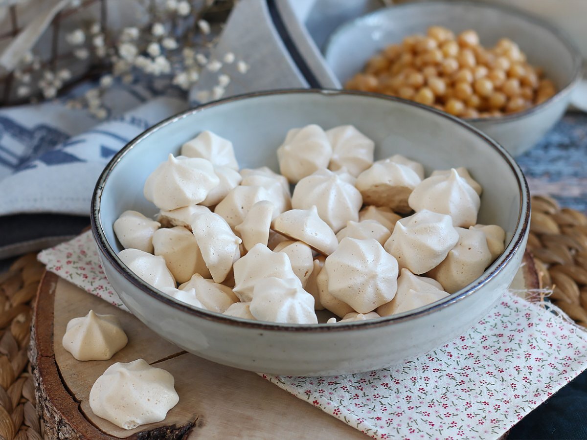 Vegan meringues with aquafaba