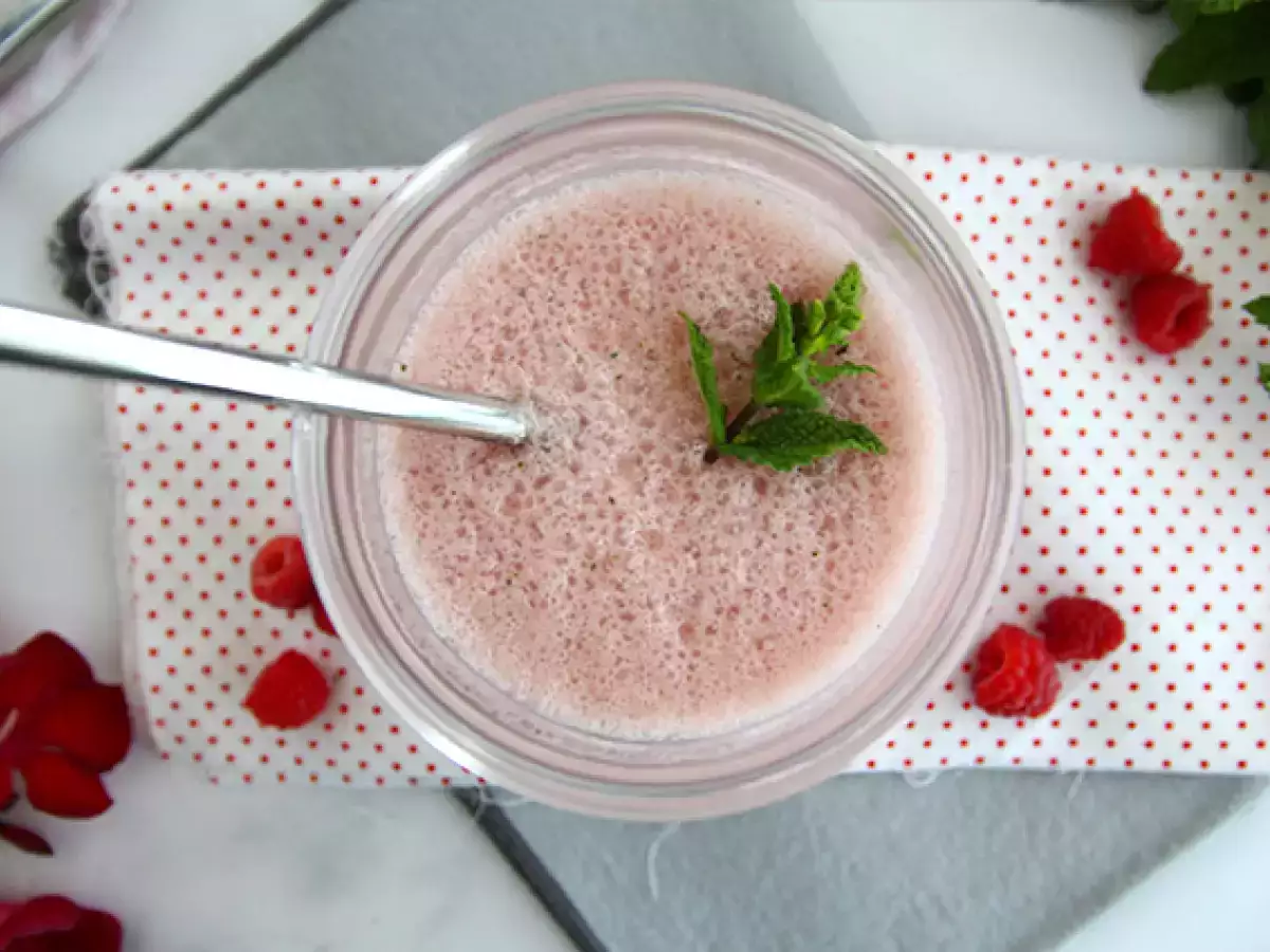 Vegan raspberry mint milkshake - photo 3