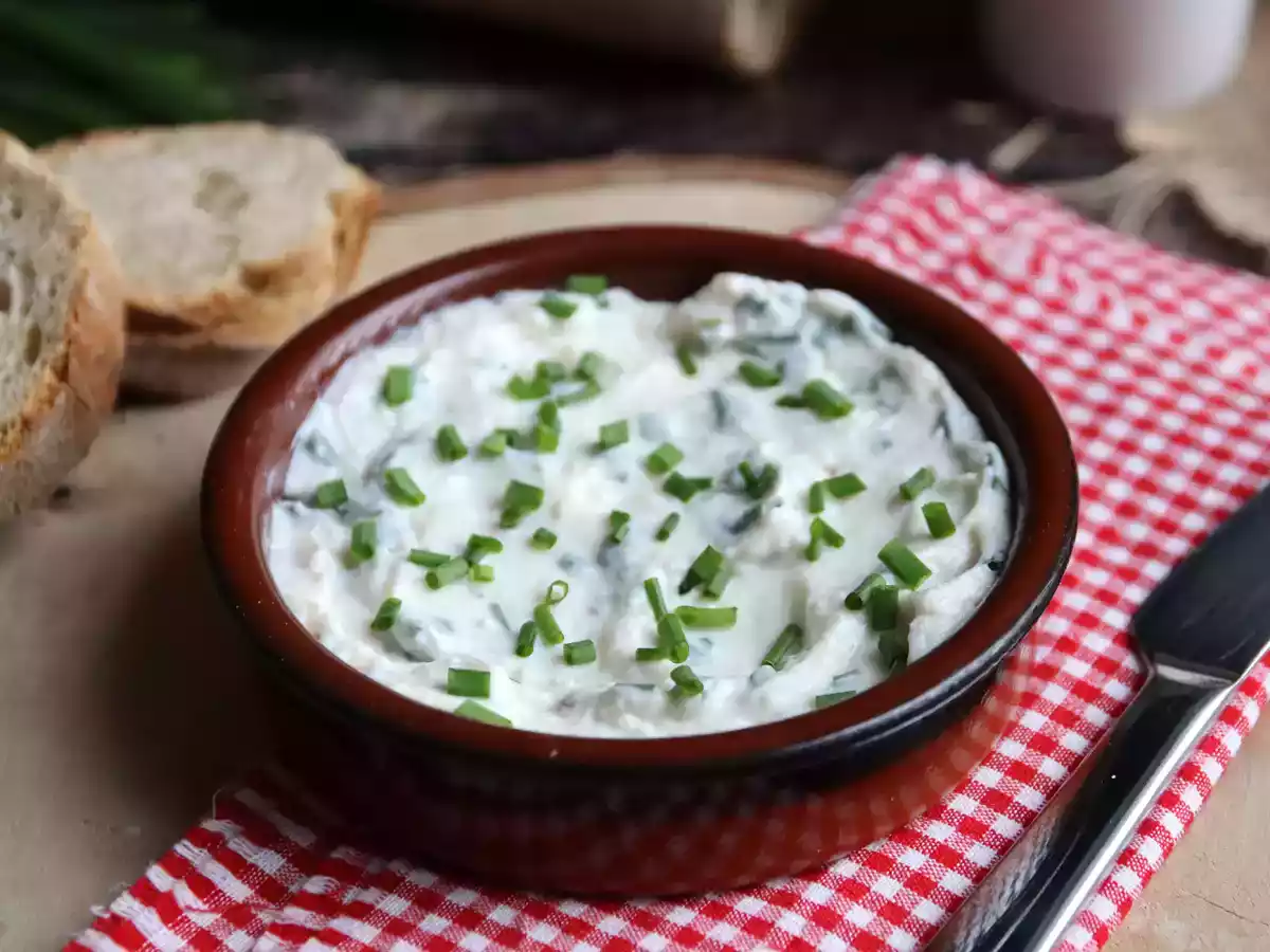 Vegan soy-based cheese with garlic and herbs - photo 2