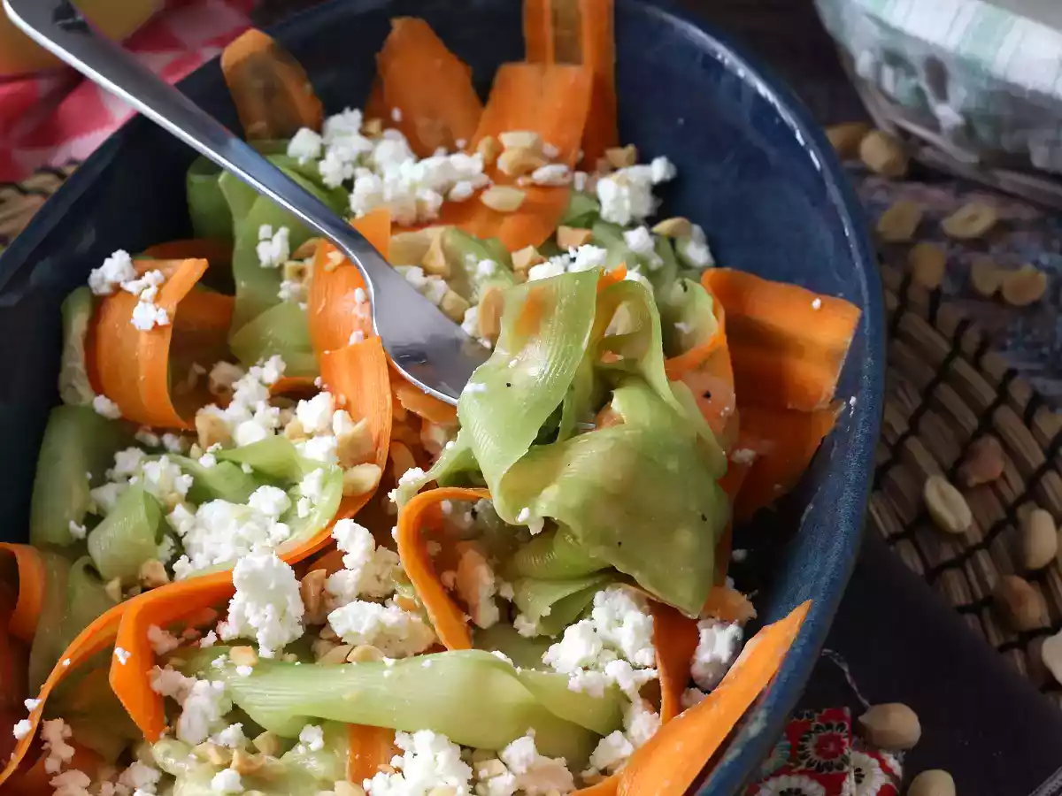 Vegetable tagliatelle salad with peanut sauce - photo 2
