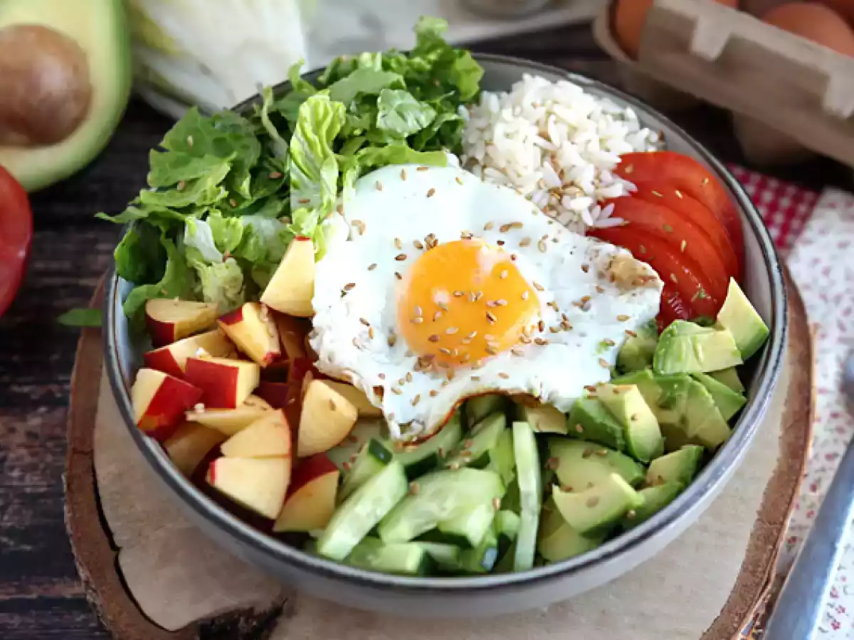 Vegetarian buddha bowl - a beautiful balanced and colorful salad!
