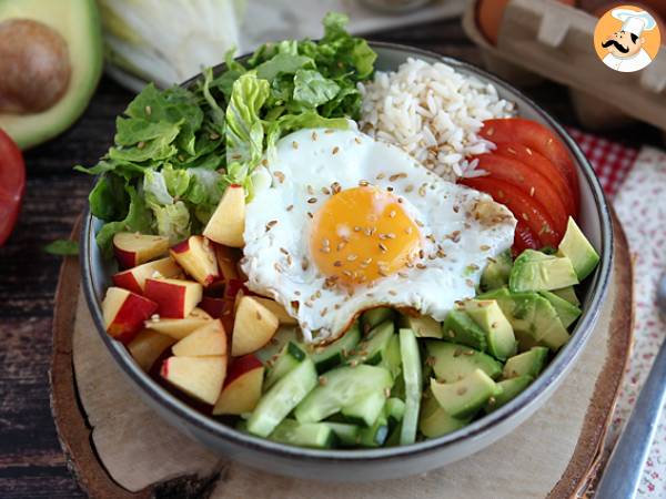 Vegetarian buddha bowl - a beautiful balanced and colorful salad!