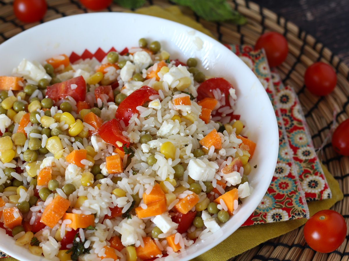 Vegetarian rice salad: feta, corn, carrots, peas, cherry tomatoes and mint