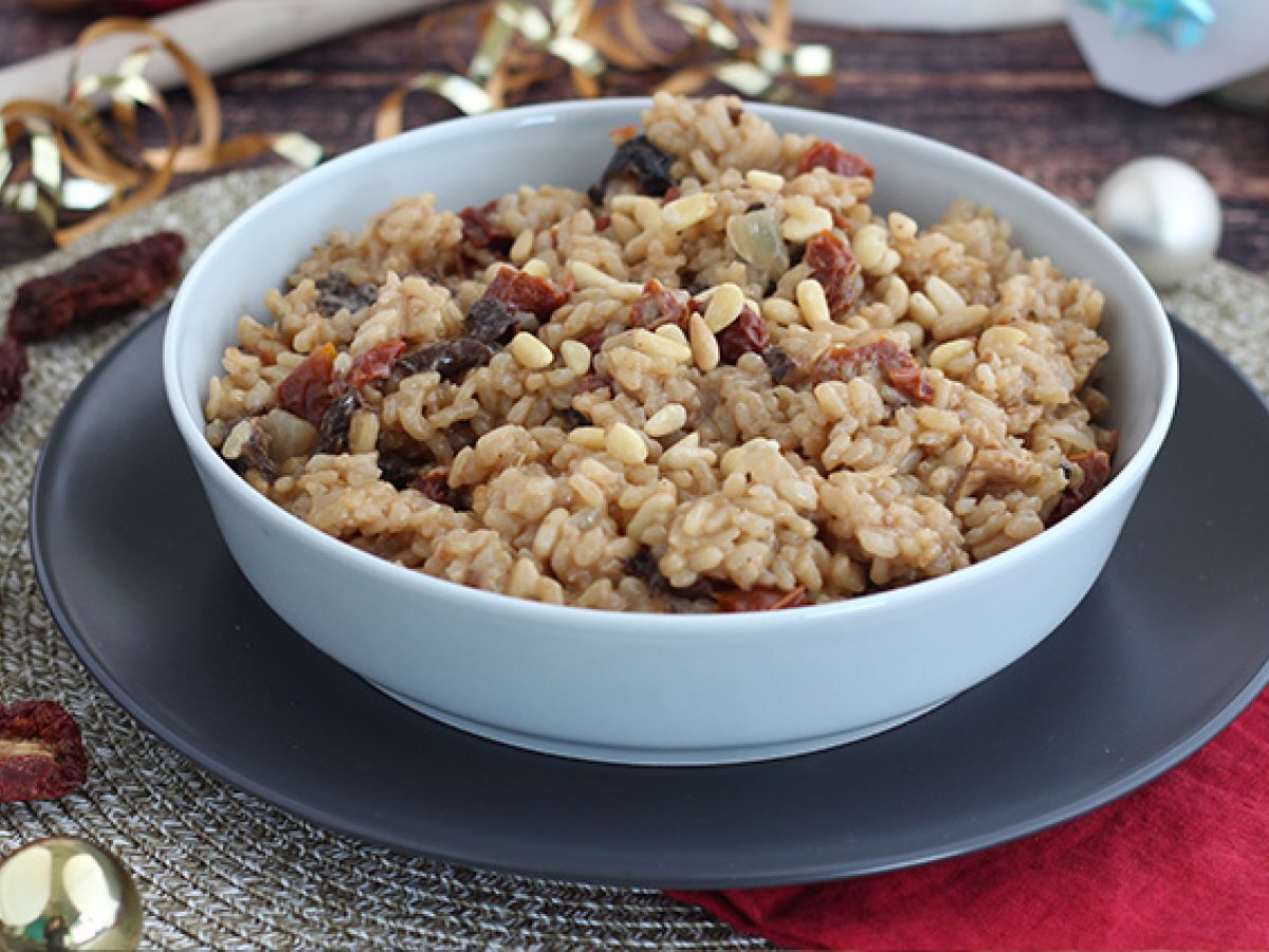 Vegetarian risotto with sun-dried tomatoes and mushrooms