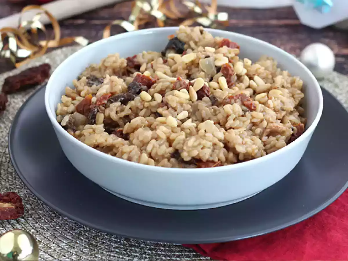 Vegetarian risotto with sun-dried tomatoes and mushrooms