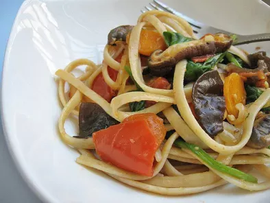 Vegetarian Spicy Linguine with Spinach, Mushrooms, Tomatoes