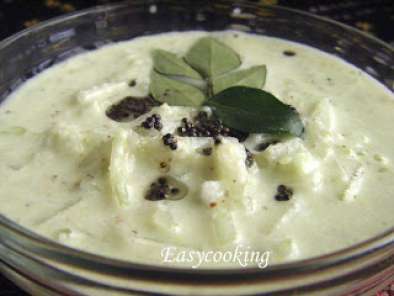 Vellarikka Kichadi ~ Cucumber in Coconut-Yogurt gravy