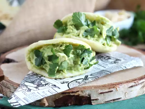 Recipe Venezuelan arepas with chicken and avocado - reina pepiada