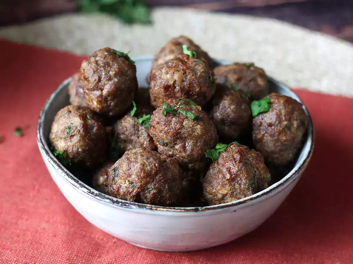 Very soft air fryer meatballs: quick and easy recipe with beef