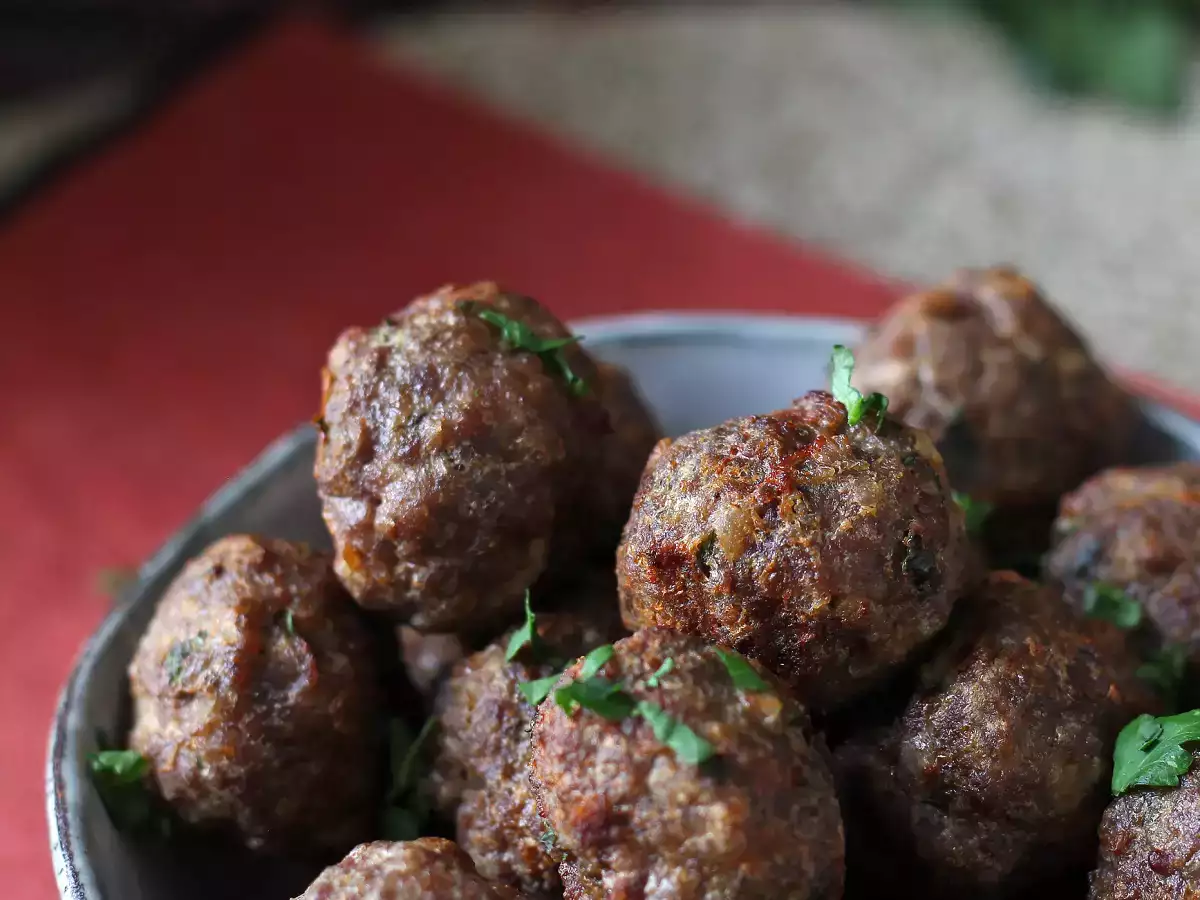 Very soft air fryer meatballs: quick and easy recipe with beef - photo 6