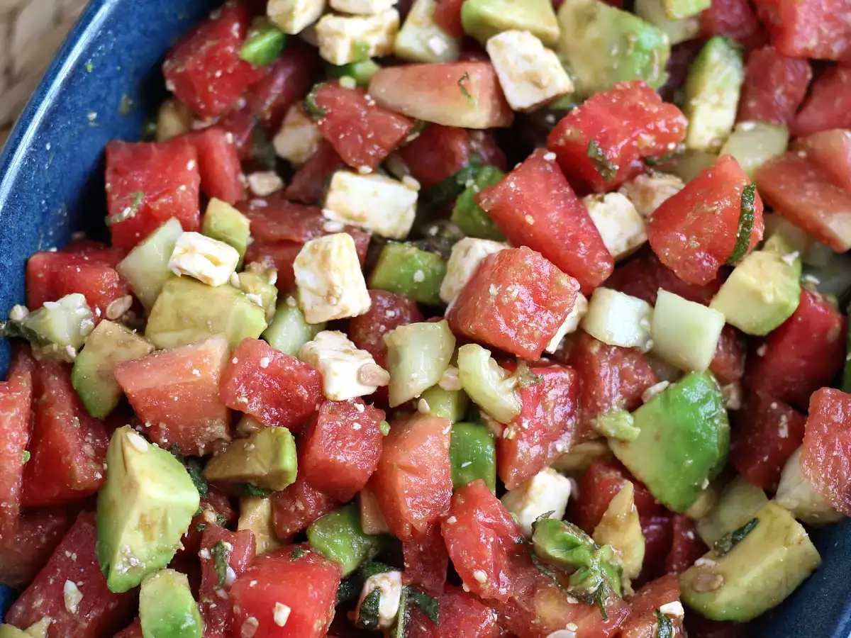 Watermelon, feta, avocado and cucumber salad: super refreshing! - photo 3