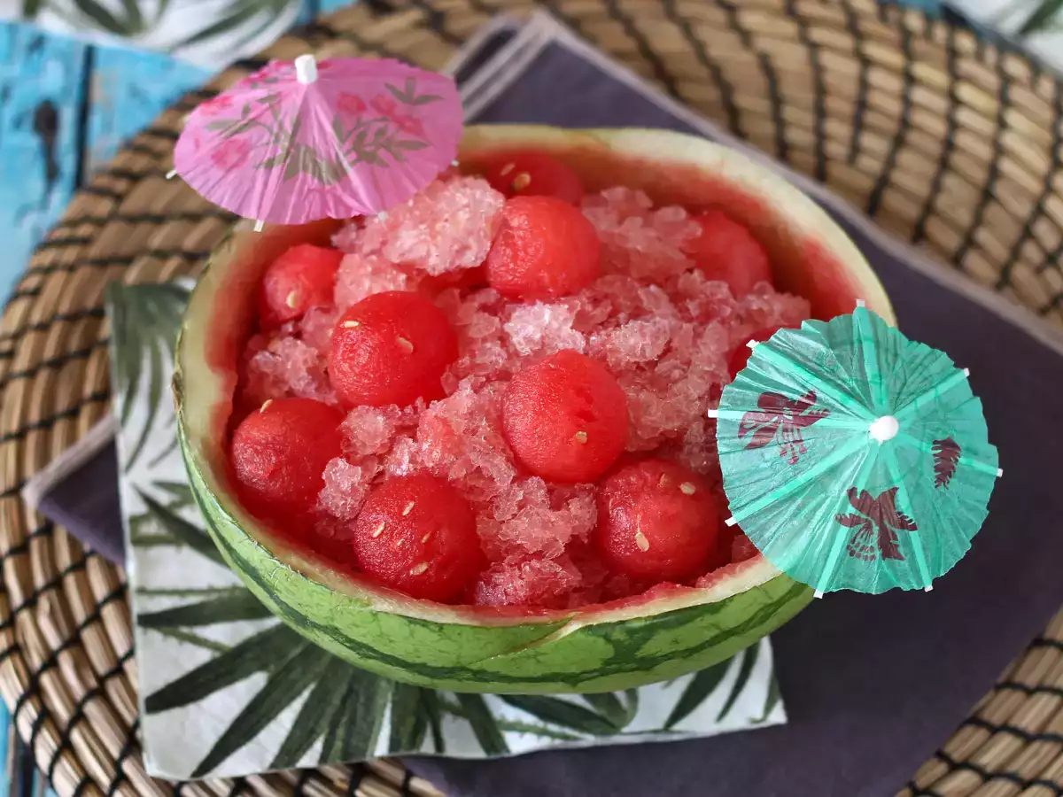 Watermelon frosé: a super-refreshing slushy cocktail with rosé!