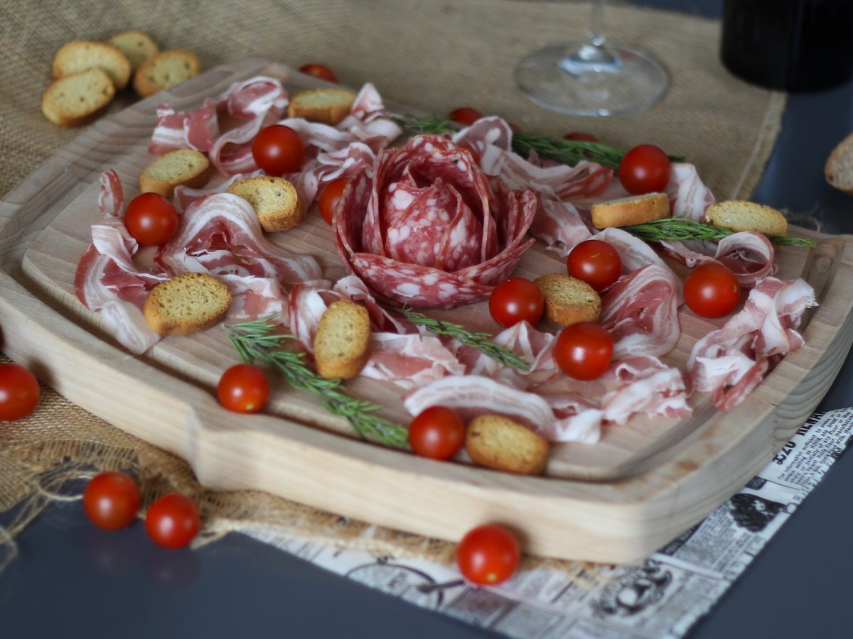 What do you put in a cold cut platter? Rose folding with salami!