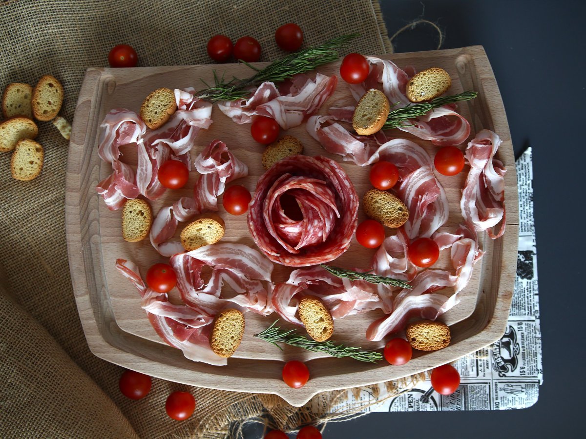 What do you put in a cold cut platter? Rose folding with salami! - photo 5