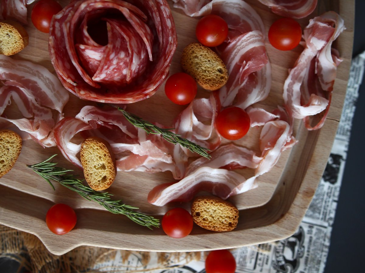 What do you put in a cold cut platter? Rose folding with salami! - photo 6