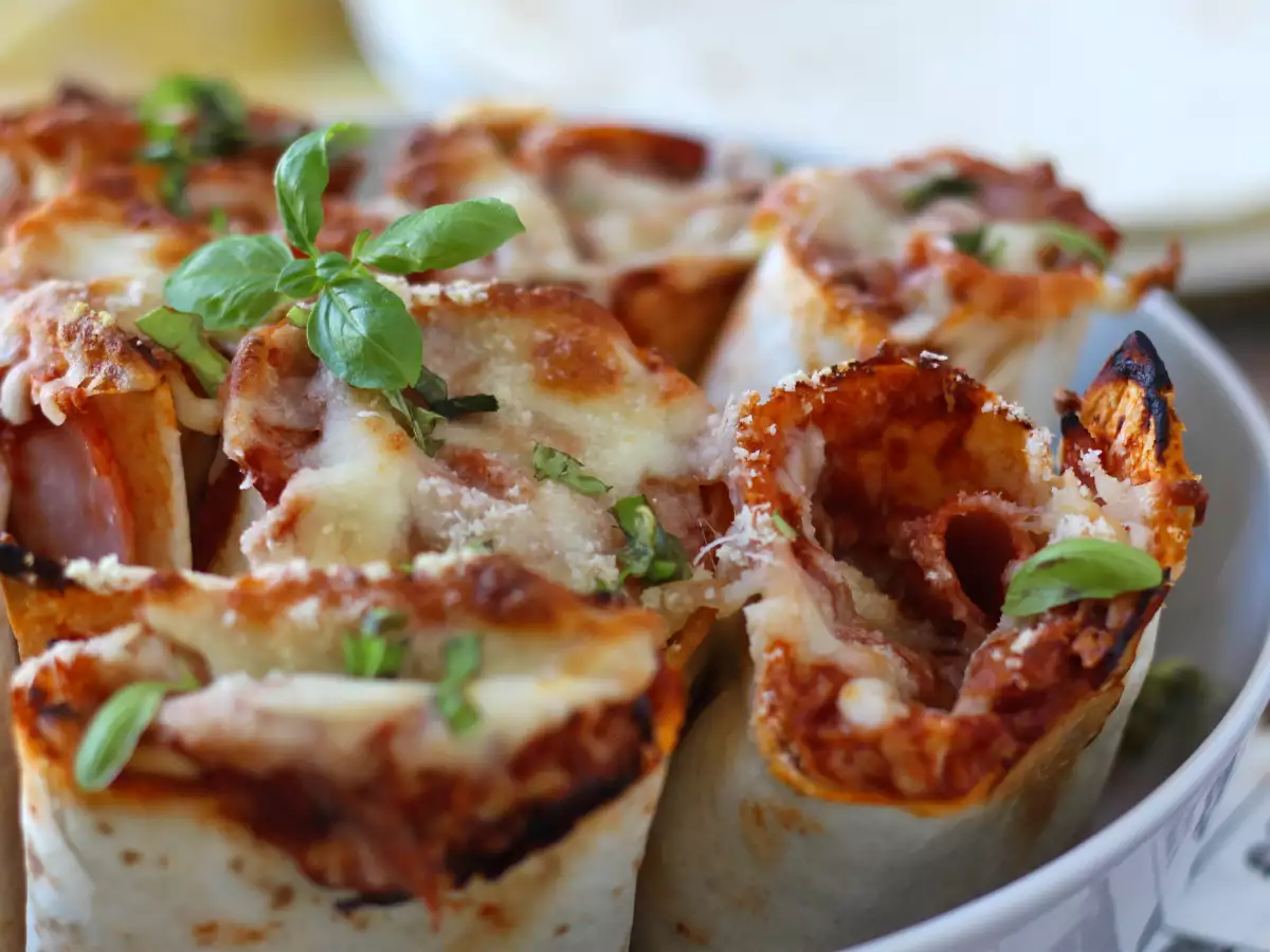 What to do with tortillas? A delicious pizza-flavored dish to share! - photo 2