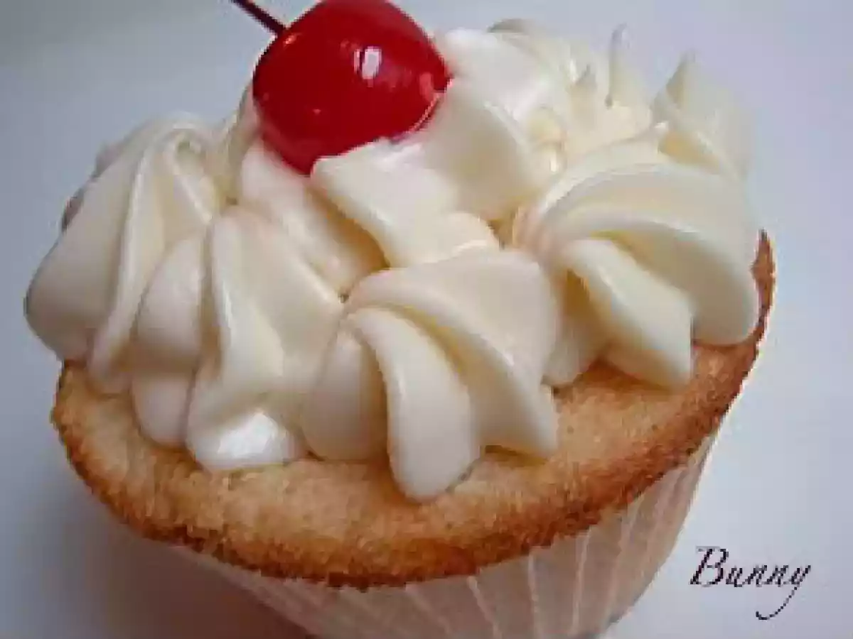 White Buttermilk Cupcakes with Pineapple Filling and Cream Cheese Frosting