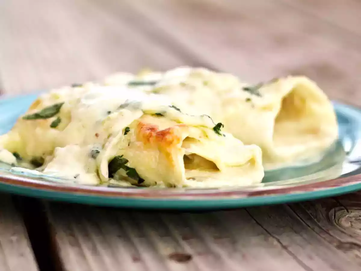 WHITE CHICKEN ENCHILADAS WITH GREEN CHILE SOUR CREAM SAUCE