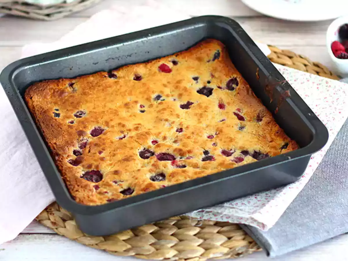 White chocolate blondie with red berries - photo 3