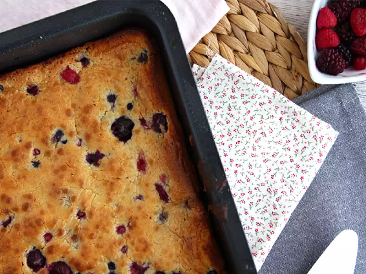 White chocolate blondie with red berries - photo 4