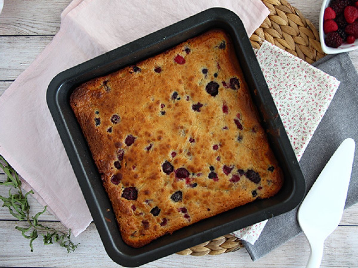 White chocolate brownie with red berries (Blondie)