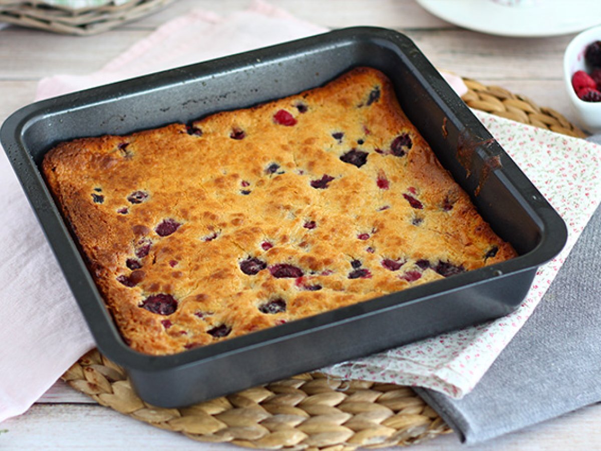 White chocolate brownie with red berries (Blondie) - photo 3