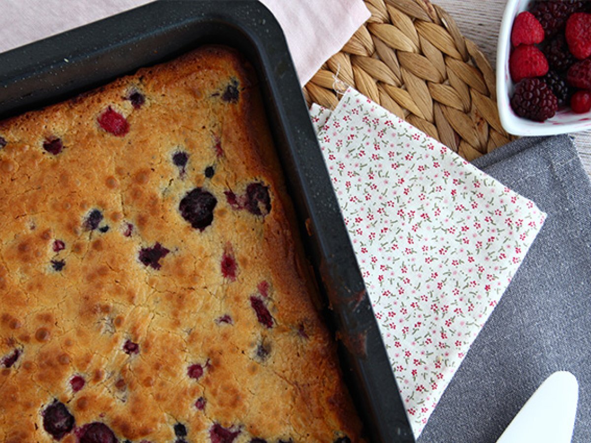 White chocolate brownie with red berries (Blondie) - photo 4