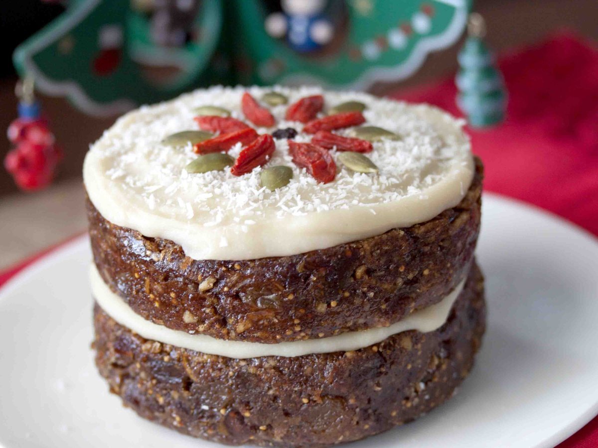 White Chocolate Frosted Christmas Layer Cake - photo 3