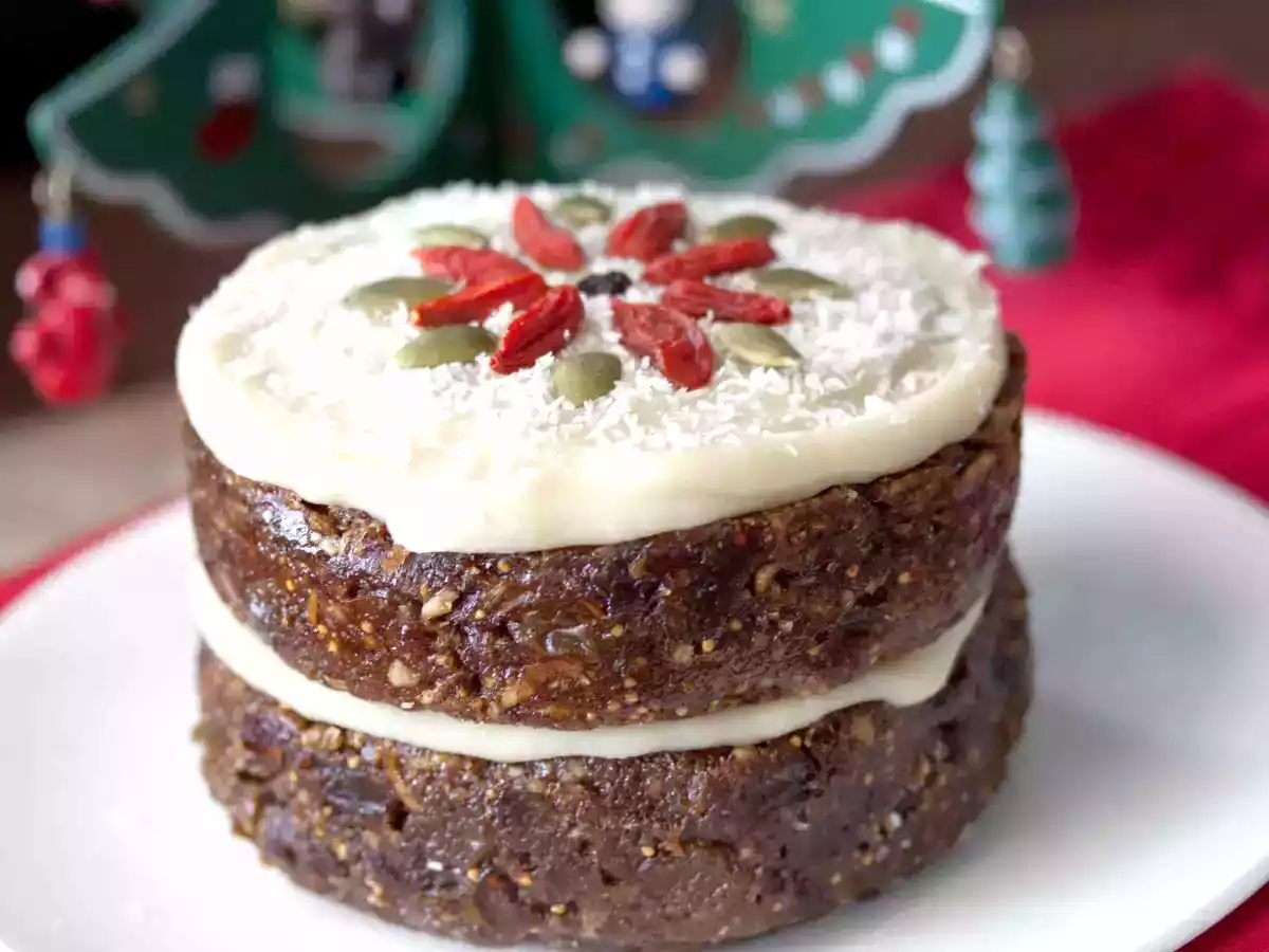 White Chocolate Frosted Christmas Layer Cake - photo 3