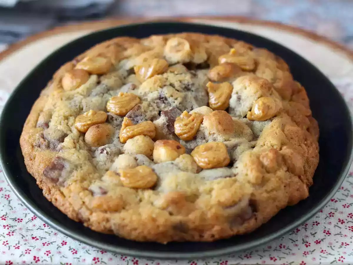 Xxl cookies with hazelnut milk chocolate and peanut praline