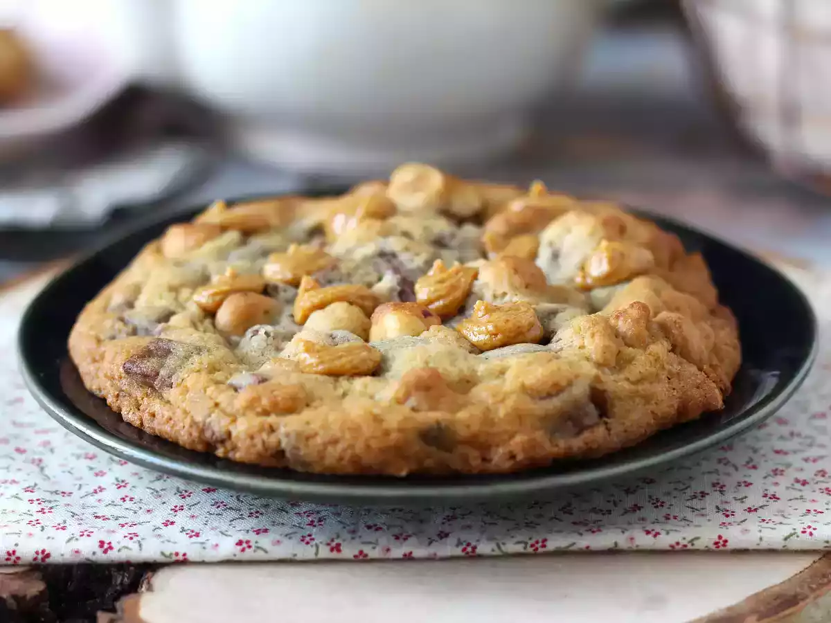 Xxl cookies with hazelnut milk chocolate and peanut praline - photo 6