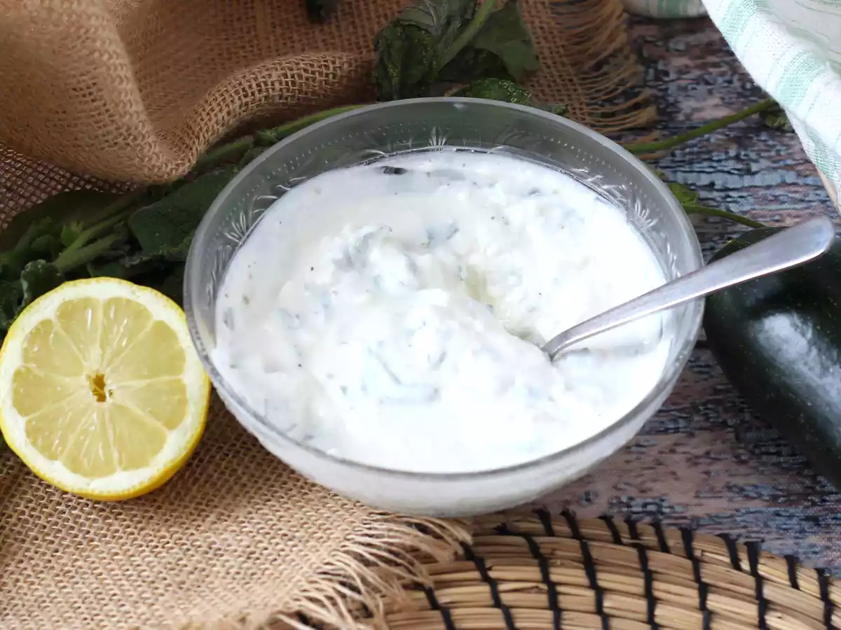 Yogurt, feta, lemon and mint sauce, super fresh!