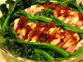 Yoke lan kai recipe: steamed chicken with ham and kai lan