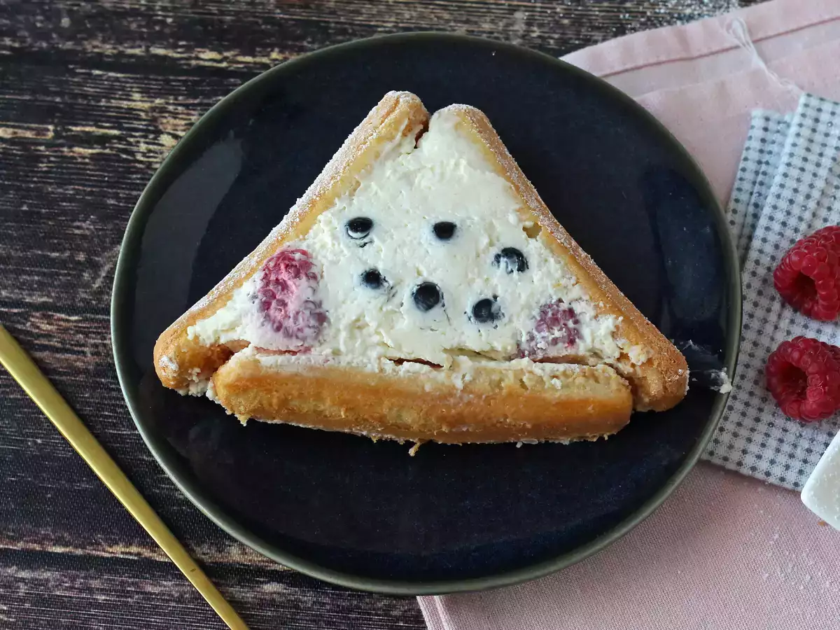 You don't need a mould to make this cabin-shaped red berries log! - photo 2