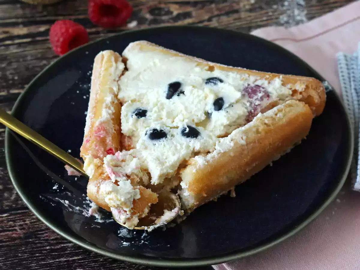 You don't need a mould to make this cabin-shaped red berries log! - photo 4