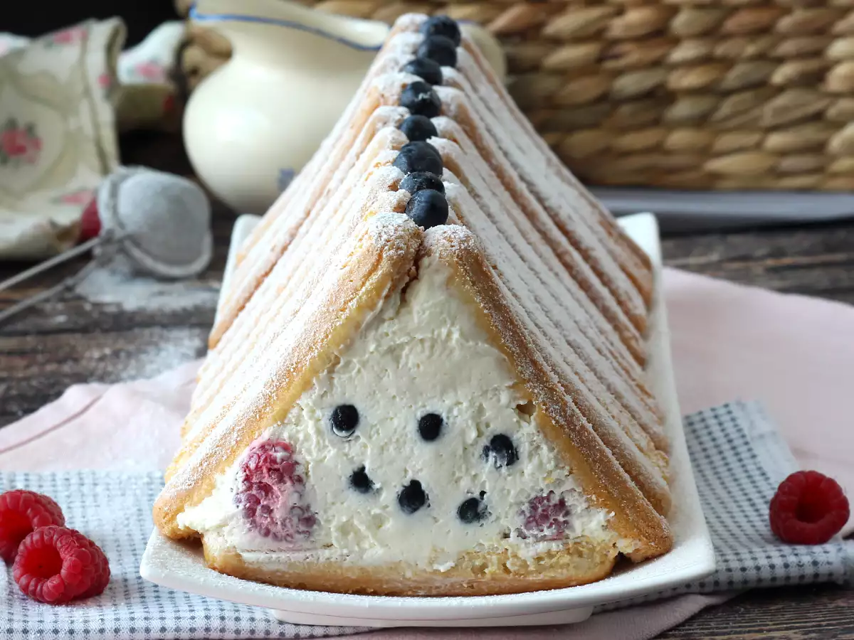 You don't need a mould to make this cabin-shaped red berries log! - photo 5